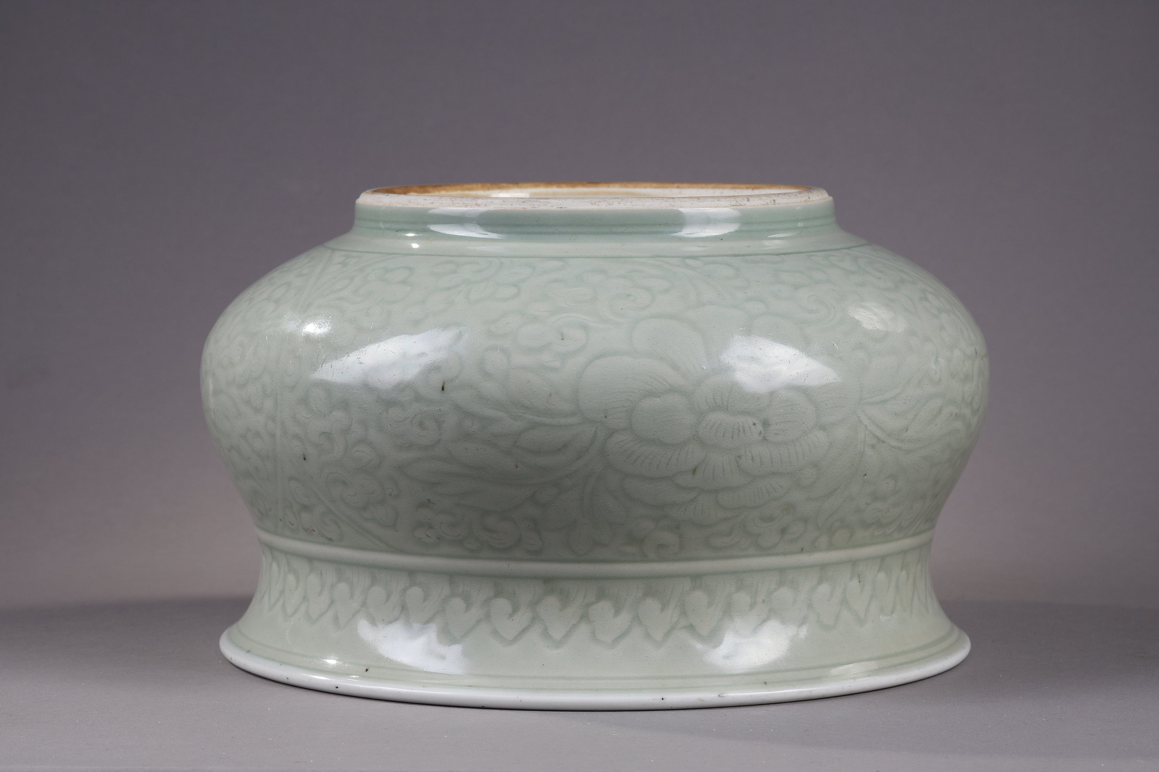 Polychrome : Large censer celadon enamelled and  decorated underglaze with flowers
Kangxi period 1662/1722
