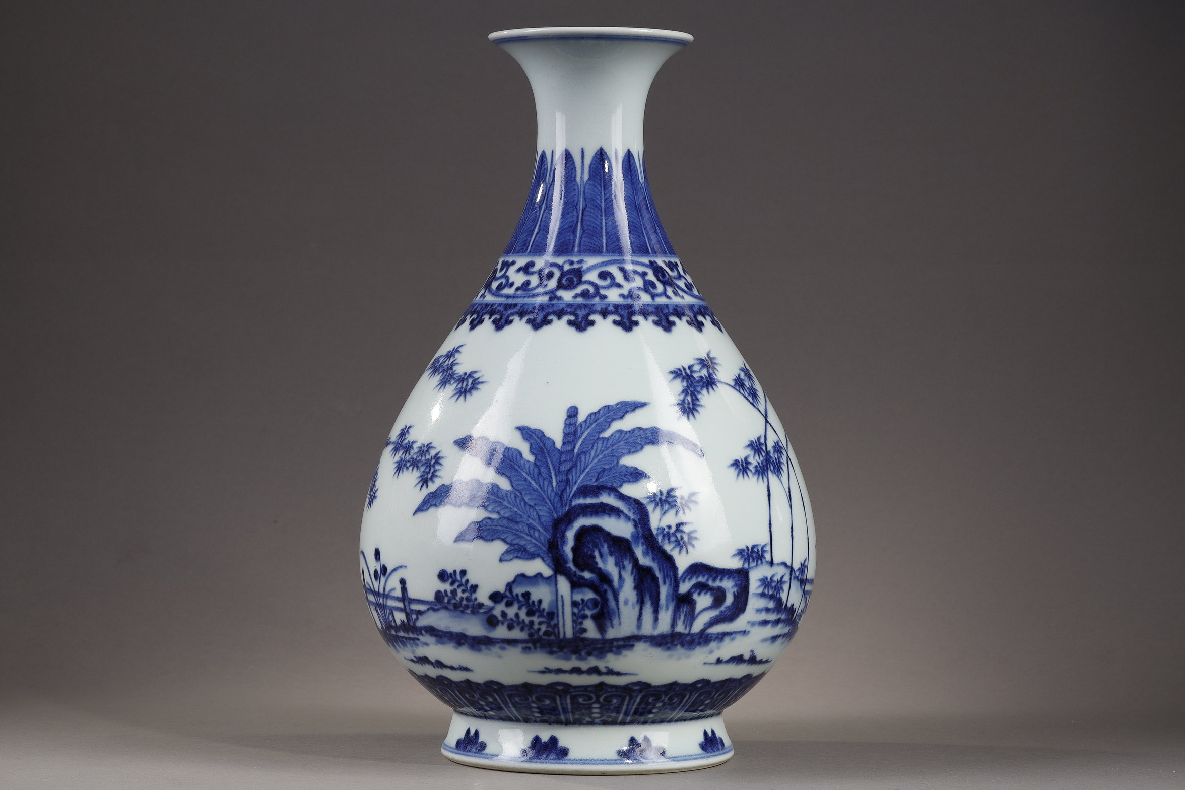Works of Art : yuhuchunping shape vase - Bleu Blanc porcelain - Imperial
Jingdezhen Imperial kilns - Qianlong Seal  Mark and period
Inspired by the beginning of the Ming period  . The idea was to recall the glorious ancient and venerated China. This type of vase was made for each Qing emperor and bore the mark of the emperor in place
