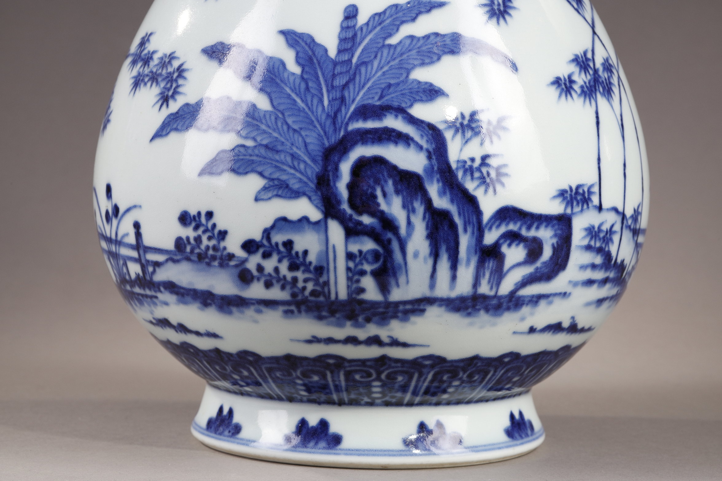 Works of Art : yuhuchunping shape vase - Bleu Blanc porcelain - Imperial
Jingdezhen Imperial kilns - Qianlong Seal  Mark and period
Inspired by the beginning of the Ming period  . The idea was to recall the glorious ancient and venerated China. This type of vase was made for each Qing emperor and bore the mark of the emperor in place