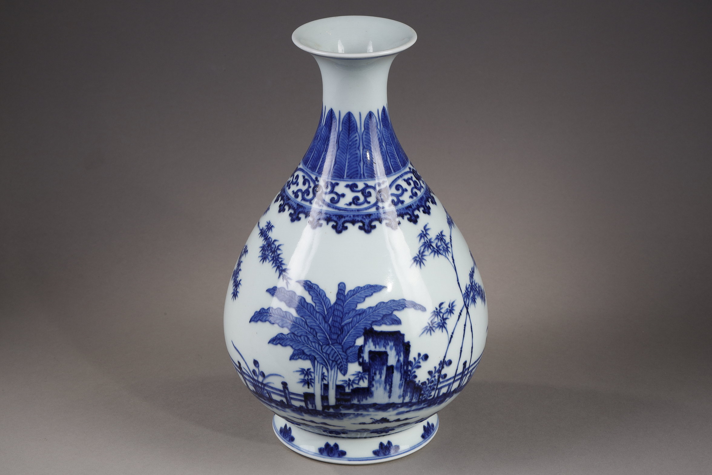 Works of Art : yuhuchunping shape vase - Bleu Blanc porcelain - Imperial
Jingdezhen Imperial kilns - Qianlong Seal  Mark and period
Inspired by the beginning of the Ming period  . The idea was to recall the glorious ancient and venerated China. This type of vase was made for each Qing emperor and bore the mark of the emperor in place