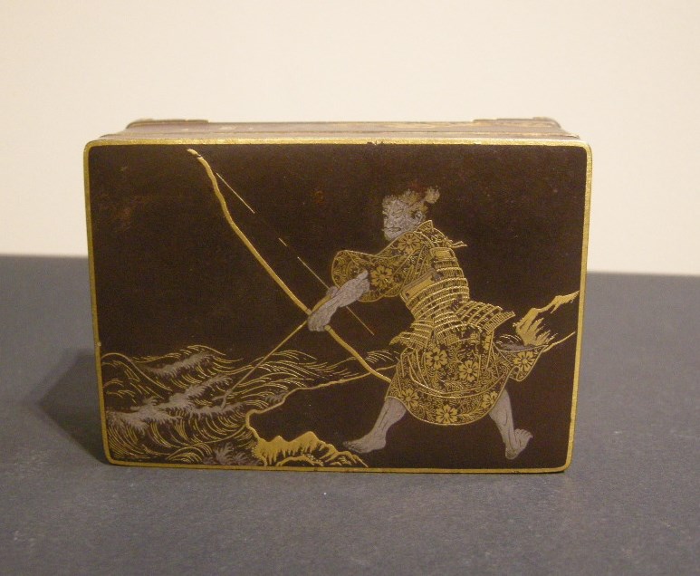 Japonais : boite en fer laqué incrustée d argent et de cuivre doré  - signée Nippon Koku kyoto ju Komei sei - japon epoque meiji  (1868/1912)
D 10cm