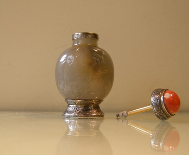 Snuff Bottles : Agate snuff bottle mounted by Maquet