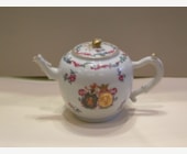 Polychrome : Théière "Famille rose" ornée d'armoiries Hollandaise-Qianlong-