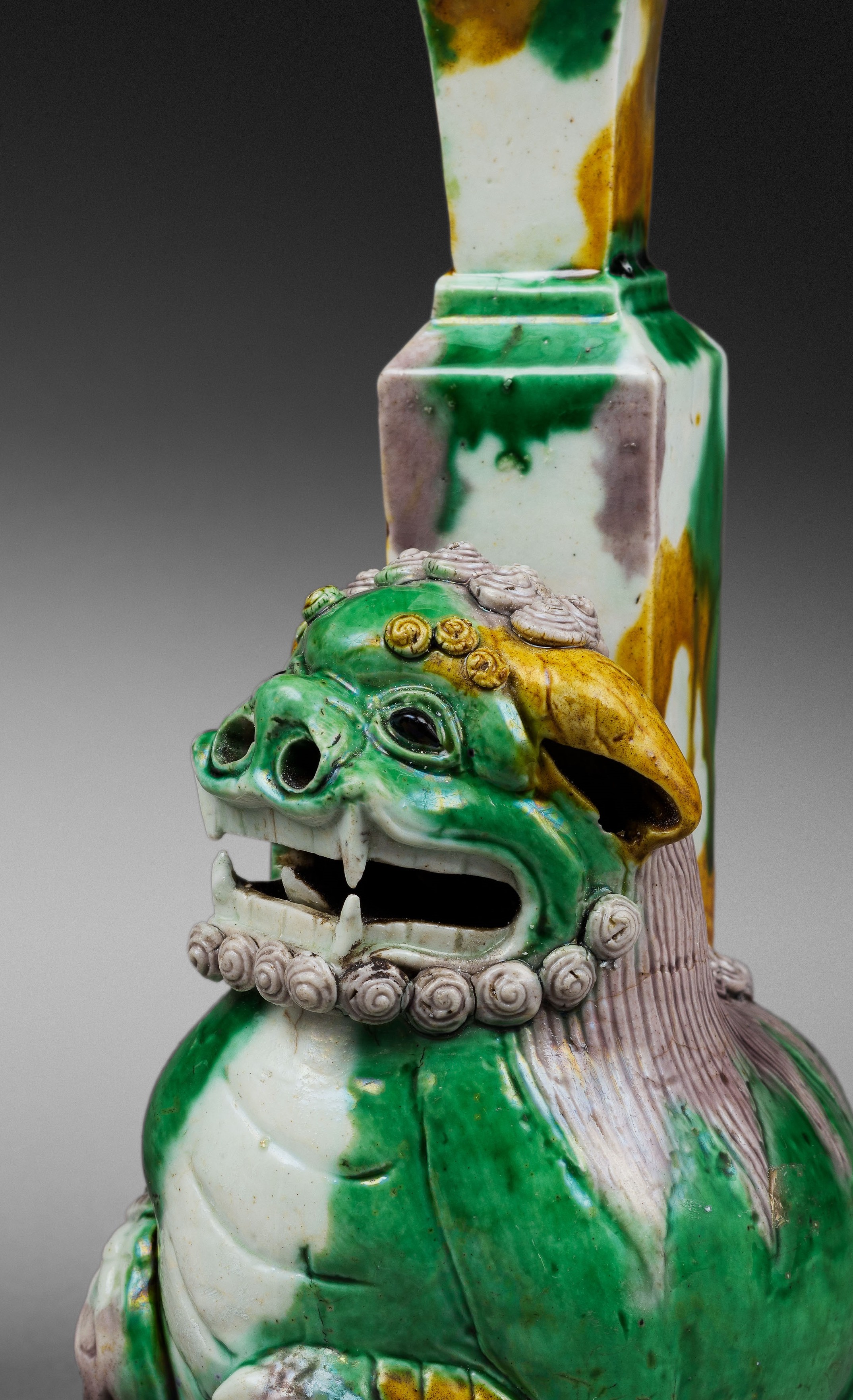 Polychrome : rare fo dog with vase in biscuit famille verte  - Kangxi period 1662/1722