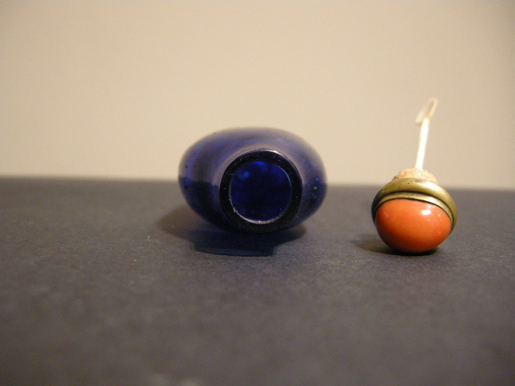 Snuff Bottles : glass snuff botthe blue saphir  - qianlong period 1736/1795