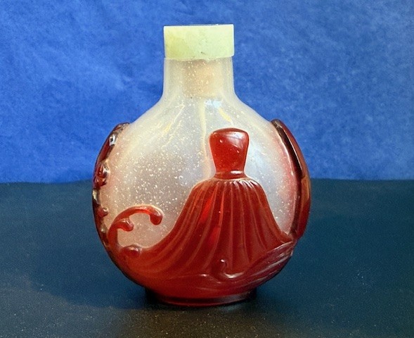 Snuff Bottles : snuff bottle overlay red on opalescent ground -
1750/1820