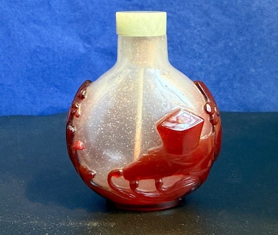 Snuff Bottles : snuff bottle overlay red on opalescent ground -
1750/1820