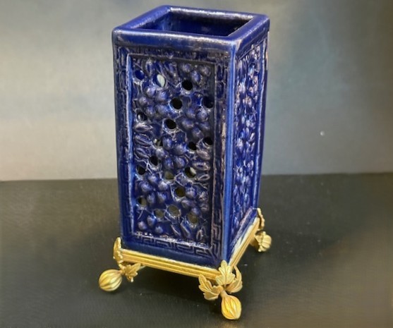 Blue White : brushpot for the scholar in reticulated aubergine porcelain - Kangxi 1662/1722
Bronze mount 19th century French ware
