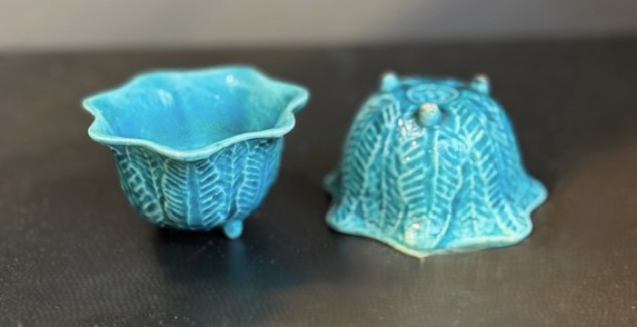 Blue White : Pair of small cups (for scholar) in turquoise blue enameled biscuit in the shape of a cabbage 
Kangxi Period 1662/1722
H3,5cm