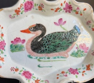 Polychrome : small Famille Rose  porcelain dish in the shape of a lotus leaf with a duck - China Qianlong 1736/1795 around 1760 -