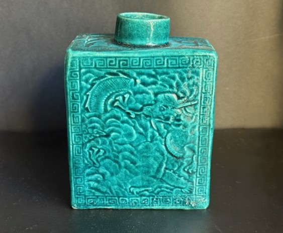 Blue White : Teapot Biscuit bleu turquoise - decorated on each face with Dragon and on the side a tiger - Kangxi period 1662/1722