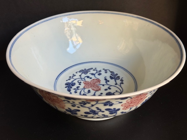 Blue White : porcelain  bowl enamelled underglaze blue and copper red with stylised flowers and leaves  - mark xuande - Circa 1790/1830
D   20,5cm