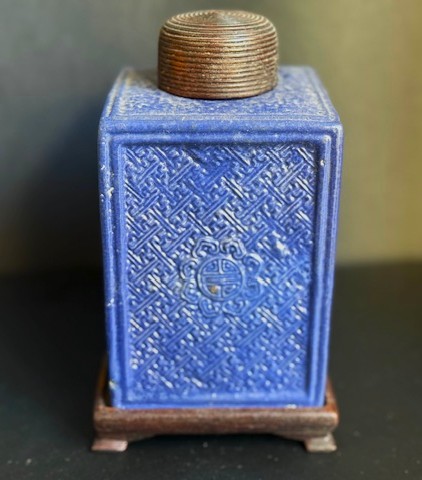 Blue White : Tea box porcelain blue molded in lacquer style - Jiaqing period 1796/1820
(H 14cm)