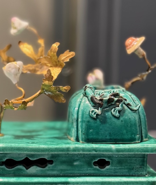 Works of Art : green enameled tray carrying two biscuits lettré objects in the shape of a frog and small jar with a dragon China period Kangxi 1662/1722
Mount made in Europe in golden metal and small flowers from the Meissen factory 
