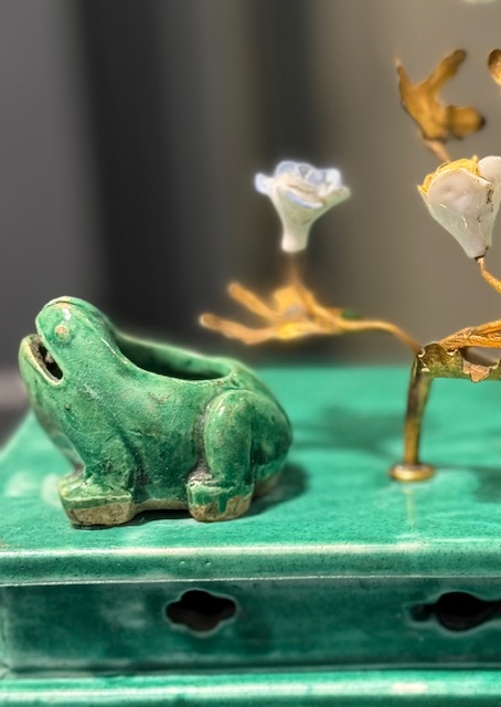 Works of Art : green enameled tray carrying two biscuits lettré objects in the shape of a frog and small jar with a dragon China period Kangxi 1662/1722
Mount made in Europe in golden metal and small flowers from the Meissen factory 