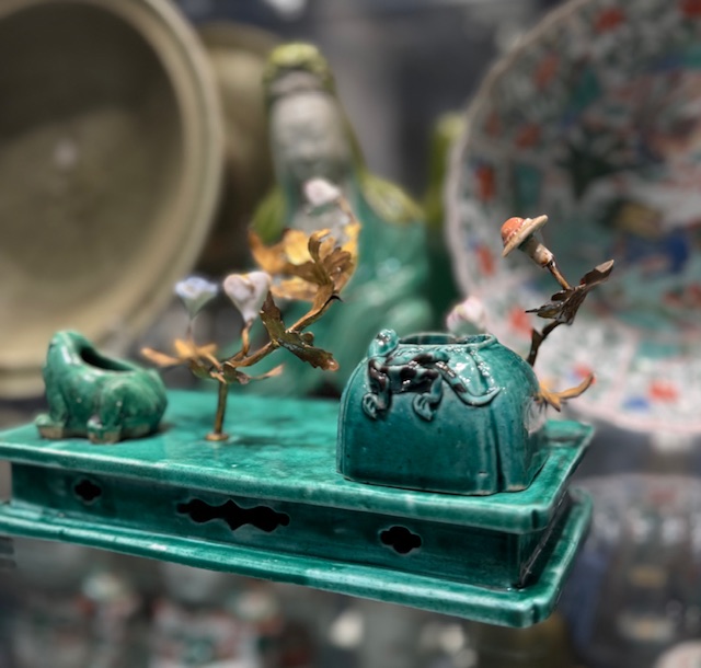 Works of Art : green enameled tray carrying two biscuits lettré objects in the shape of a frog and small jar with a dragon China period Kangxi 1662/1722
Mount made in Europe in golden metal and small flowers from the Meissen factory 