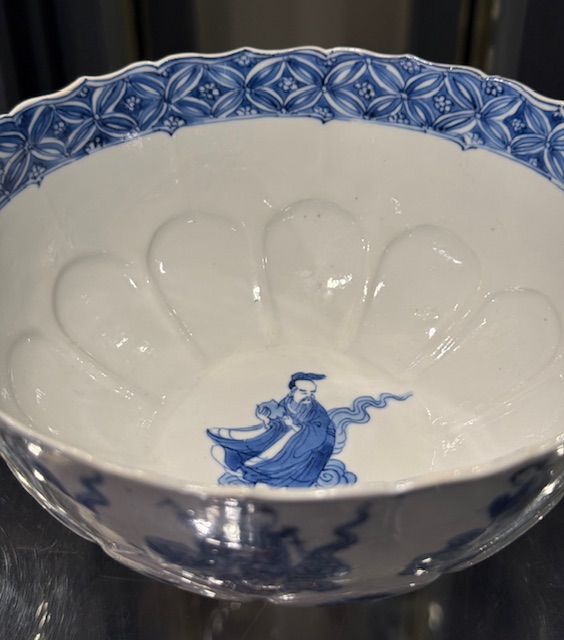Bleu-Blanc : bol en porcelaine "bleu blanc" moulé en forme de petales de fleurs et décoré des immortels 
Kangxi marque et periode  1662/1722