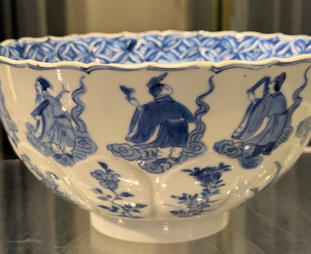 Bleu-Blanc : bol en porcelaine "bleu blanc" moulé en forme de petales de fleurs et décoré des immortels 
Kangxi marque et periode  1662/1722