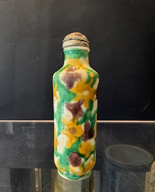 Snuff Bottles : Porcelain snuff bottle 3 colors green aubergine yellow type sancai - Mark in blue underglaze 
Yongzheng - China 19th century