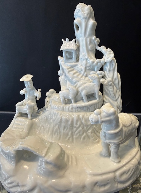 Bleu-Blanc : Groupe en porcelaine Blanc de Chine sculpté d un berger et animaux marchant dans la montagne , un chasseur occidental accompagné de son chien et en premier plan un cheval - Chine fours de Dehua province du Fujian 
Chine epoque Kangxi 1662/1722