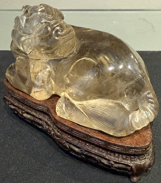 Works of Art : Figure representing a slightly citrinné rock crystal Bixiu - China 18/19th century
Dim 11cm - 5.5cm
Wooden stand