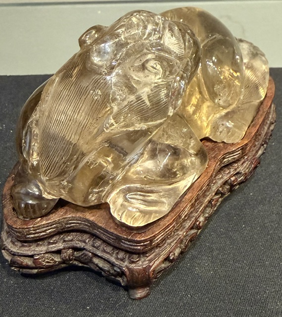 Works of Art : Figure representing a slightly citrinné rock crystal Bixiu - China 18/19th century
Dim 11cm - 5.5cm
Wooden stand