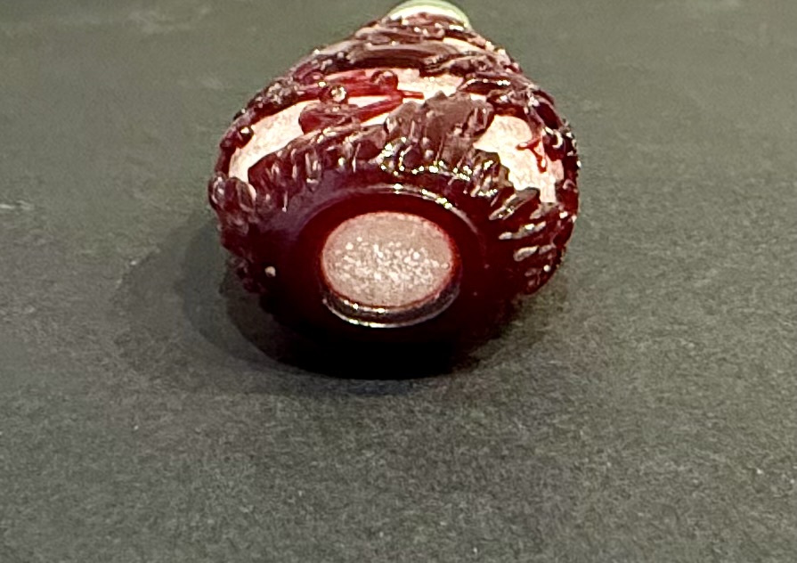 Tabatières : Tabatière en verre "overlay rouge" rubis finement sculpté sur fond bullé translucide à décor des douze pies en vol et perchées sur un tronc de prunus en fleurs et rocher  Chine 1750/80 