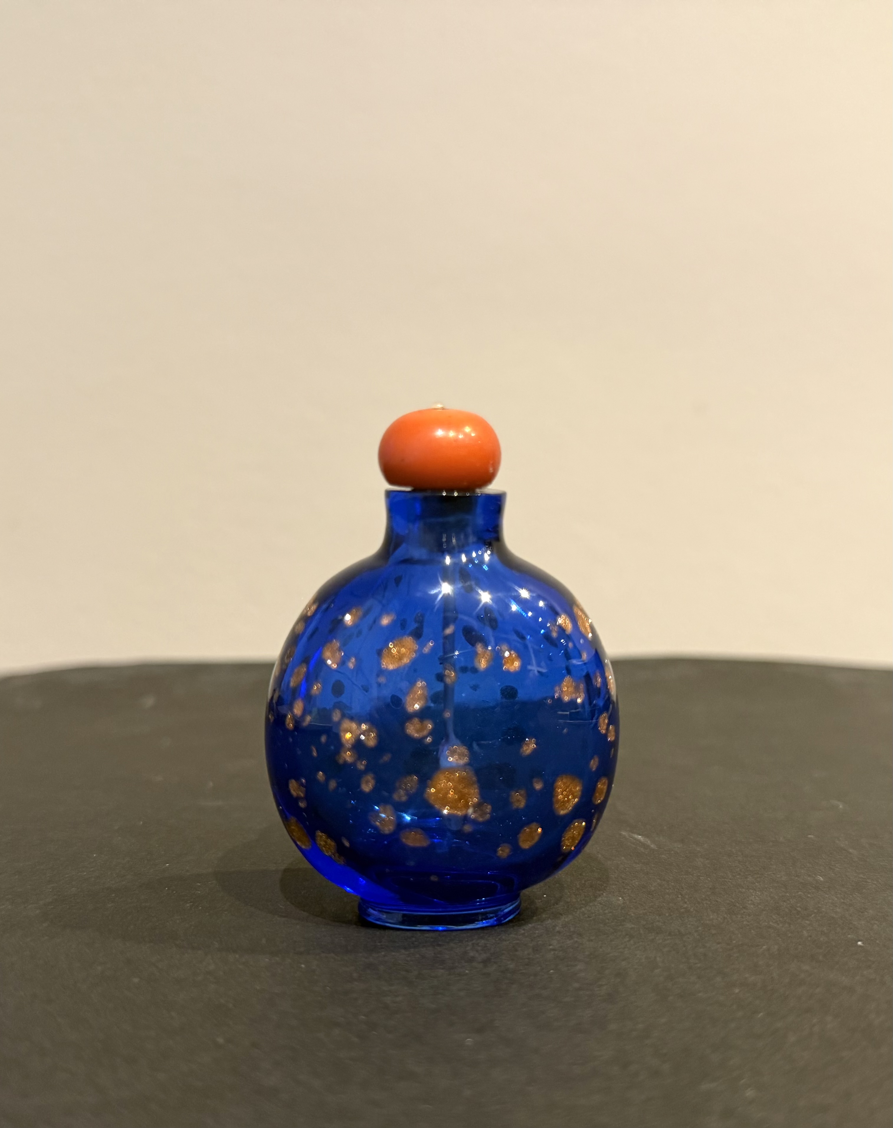 Tabatières : Flacon tabatière de forme arrondie en verre bleu saphir translucide
avec des taches d aventurine dorée  - Chine epoque Qianlong 1736.1795