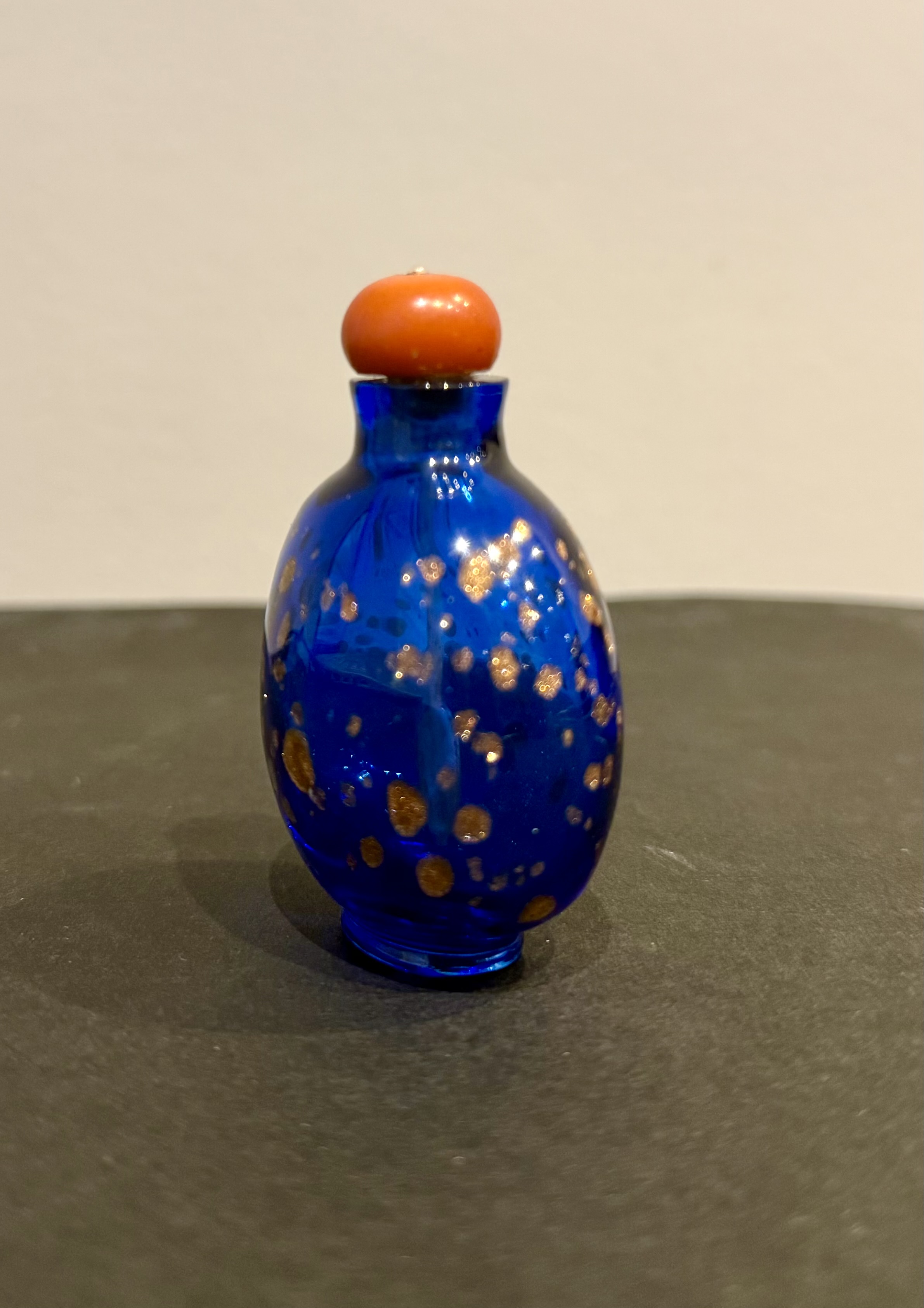 Tabatières : Flacon tabatière de forme arrondie en verre bleu saphir translucide
avec des taches d aventurine dorée  - Chine epoque Qianlong 1736.1795