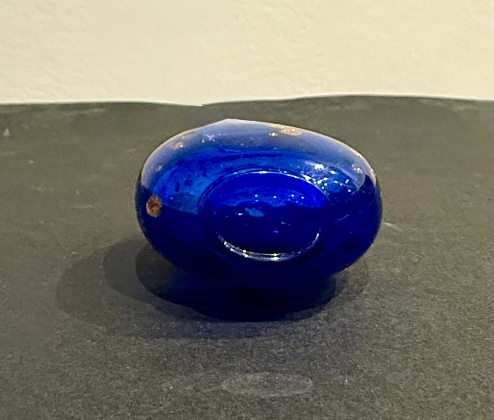 Tabatières : Flacon tabatière de forme arrondie en verre bleu saphir translucide
avec des taches d aventurine dorée  - Chine epoque Qianlong 1736.1795