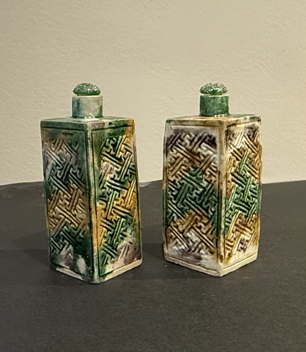 Polychrome : Pair of small quadrangular porcelain bottles moulded and enameled polychrome  of the sancai type
China period Kangxi (1662/1722)
mounted posteriourly in snuff bottles