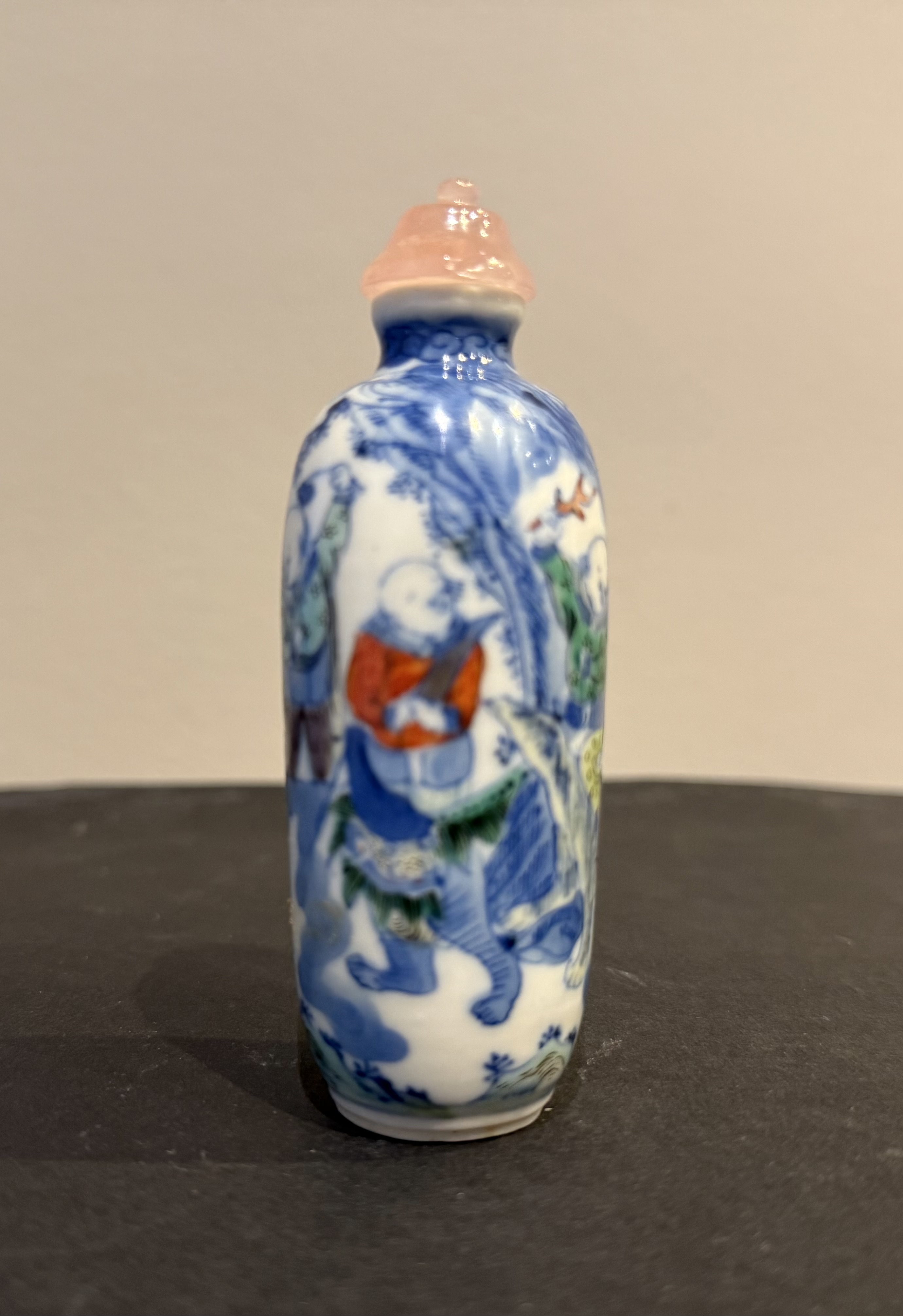 Snuff Bottles : Doucai-style porcelain snuff bottle with a decor of eight characters (Europeans) bringing presents to the Emperor of China - Yongzheng mark - China 1800/1850