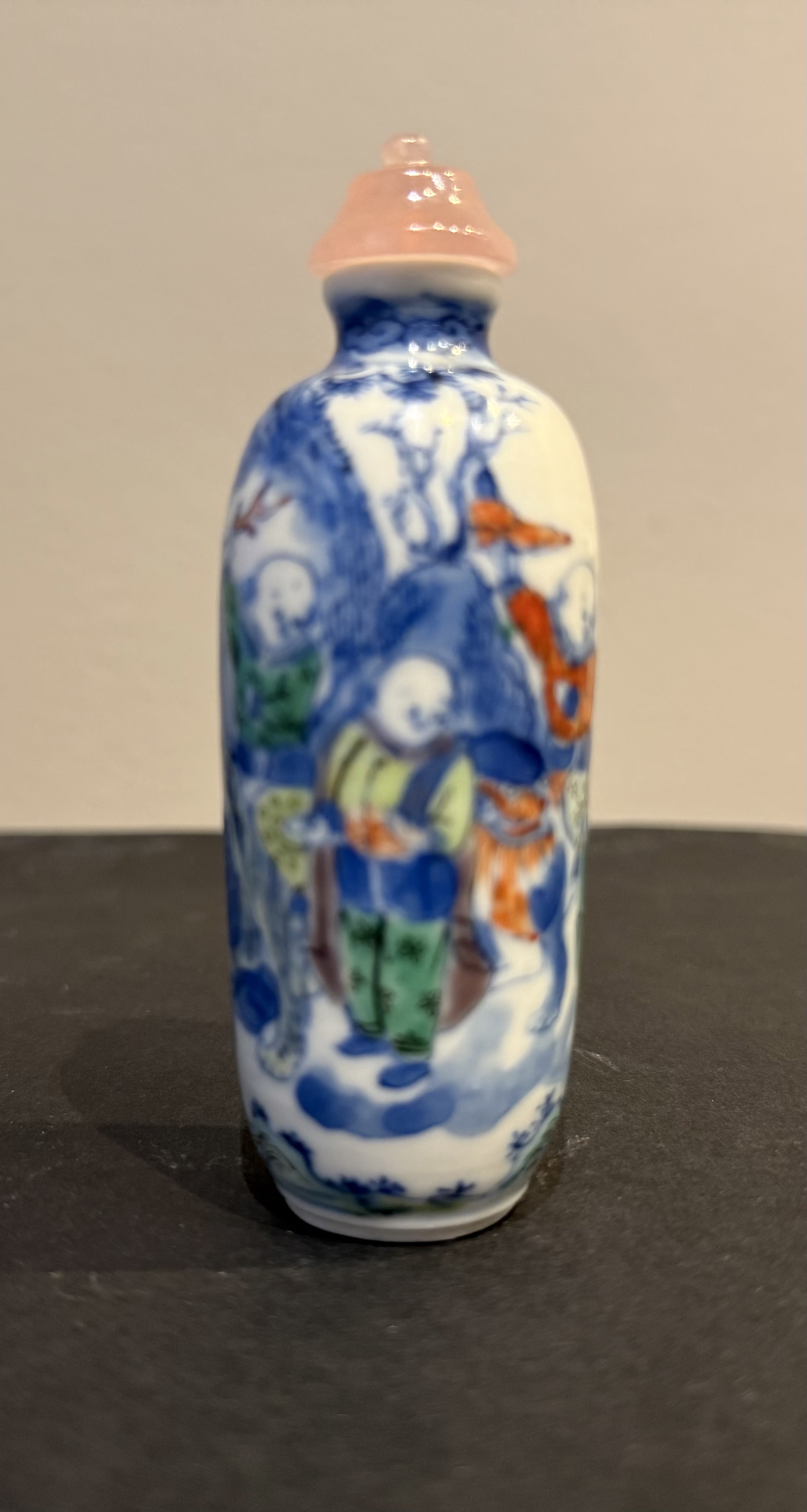 Snuff Bottles : Doucai-style porcelain snuff bottle with a decor of eight characters (Europeans) bringing presents to the Emperor of China - Yongzheng mark - China 1800/1850