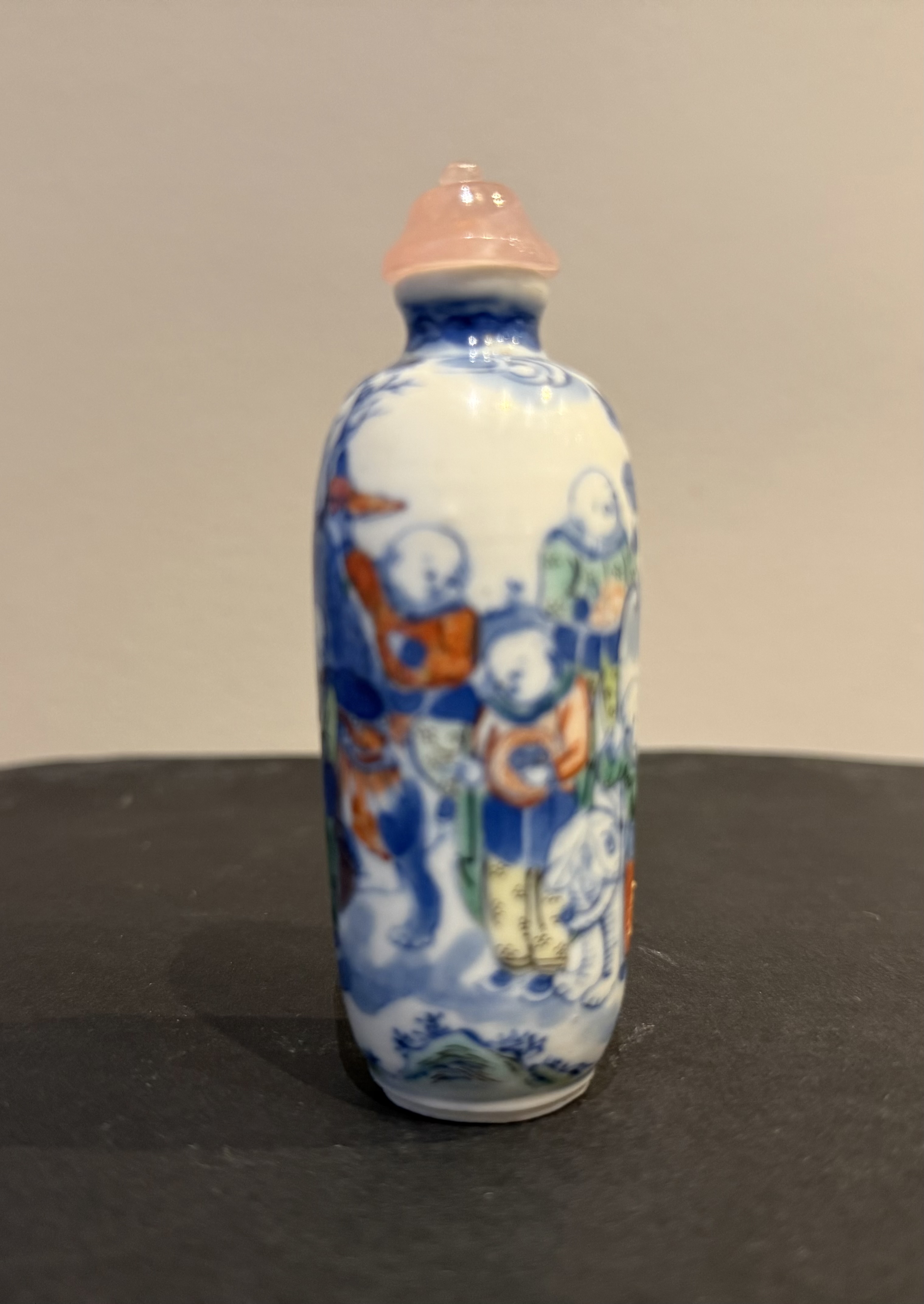 Snuff Bottles : Doucai-style porcelain snuff bottle with a decor of eight characters (Europeans) bringing presents to the Emperor of China - Yongzheng mark - China 1800/1850