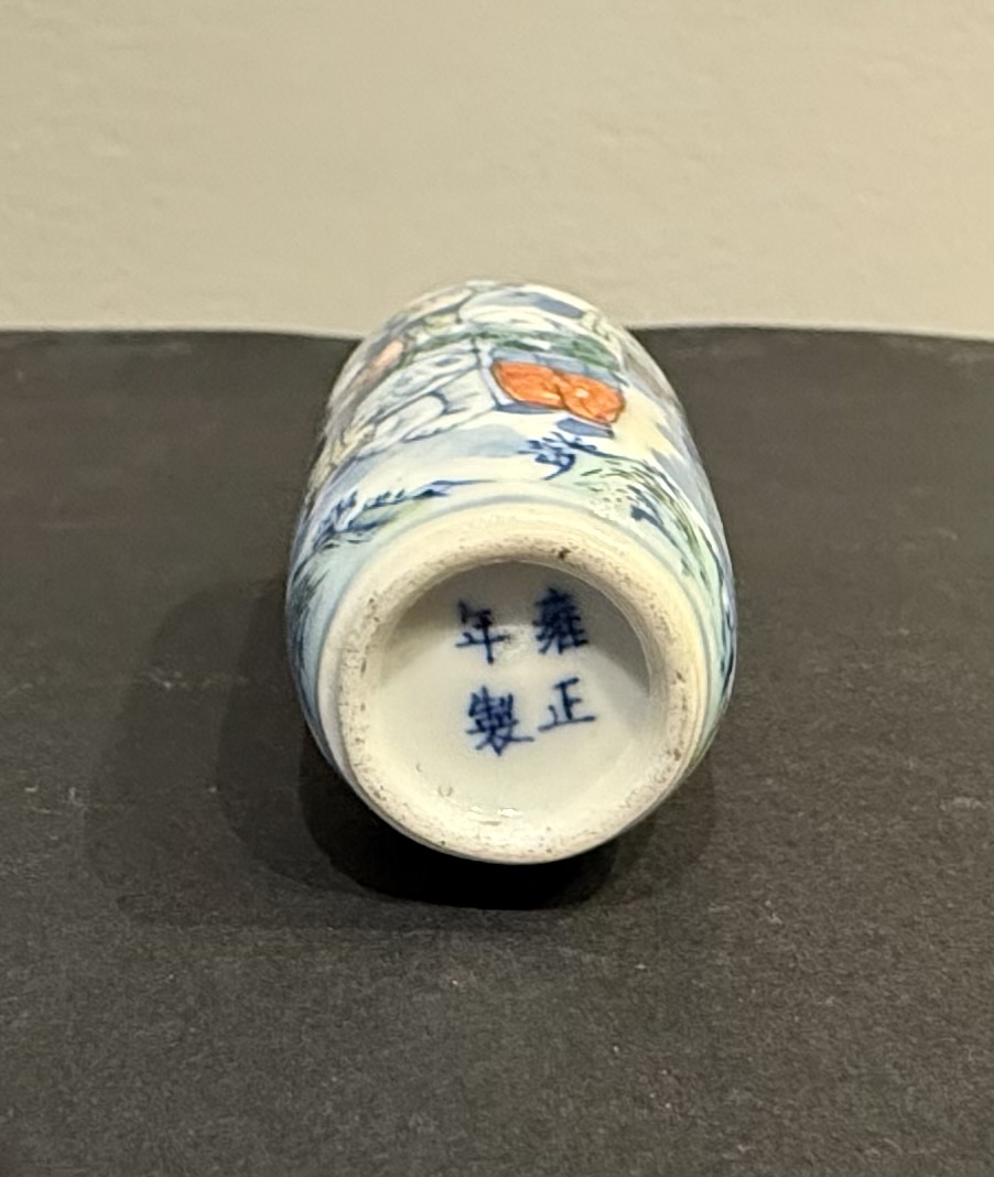 Snuff Bottles : Doucai-style porcelain snuff bottle with a decor of eight characters (Europeans) bringing presents to the Emperor of China - Yongzheng mark - China 1800/1850
