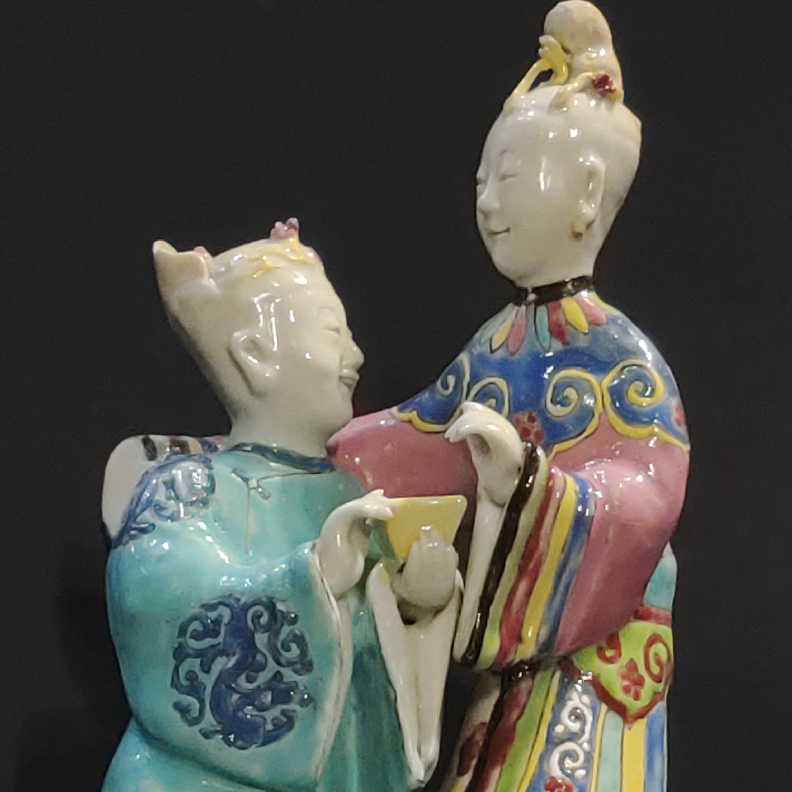 Polychrome : Group in Famille Rose porcelain representing a man offering a young woman a yellow enameled cup China period Qianlong 1736/1795