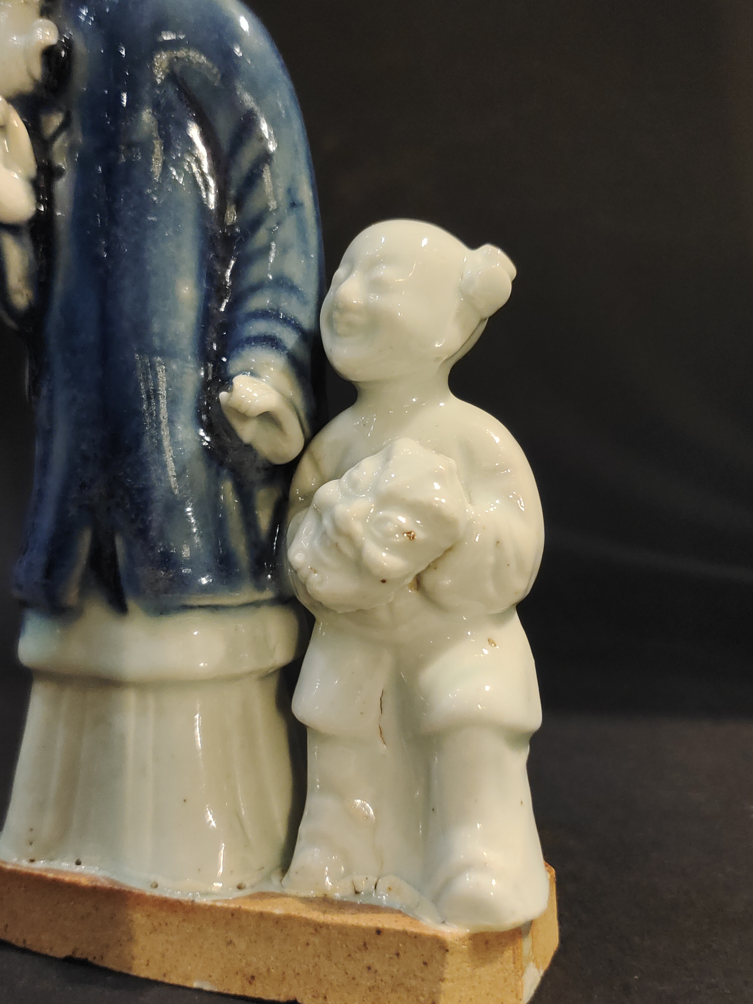 Blue White : charming blue white porcelain group of a young woman holding a baby and next to a child carrying in her arms a mask
China  Qianlong period  around 1750