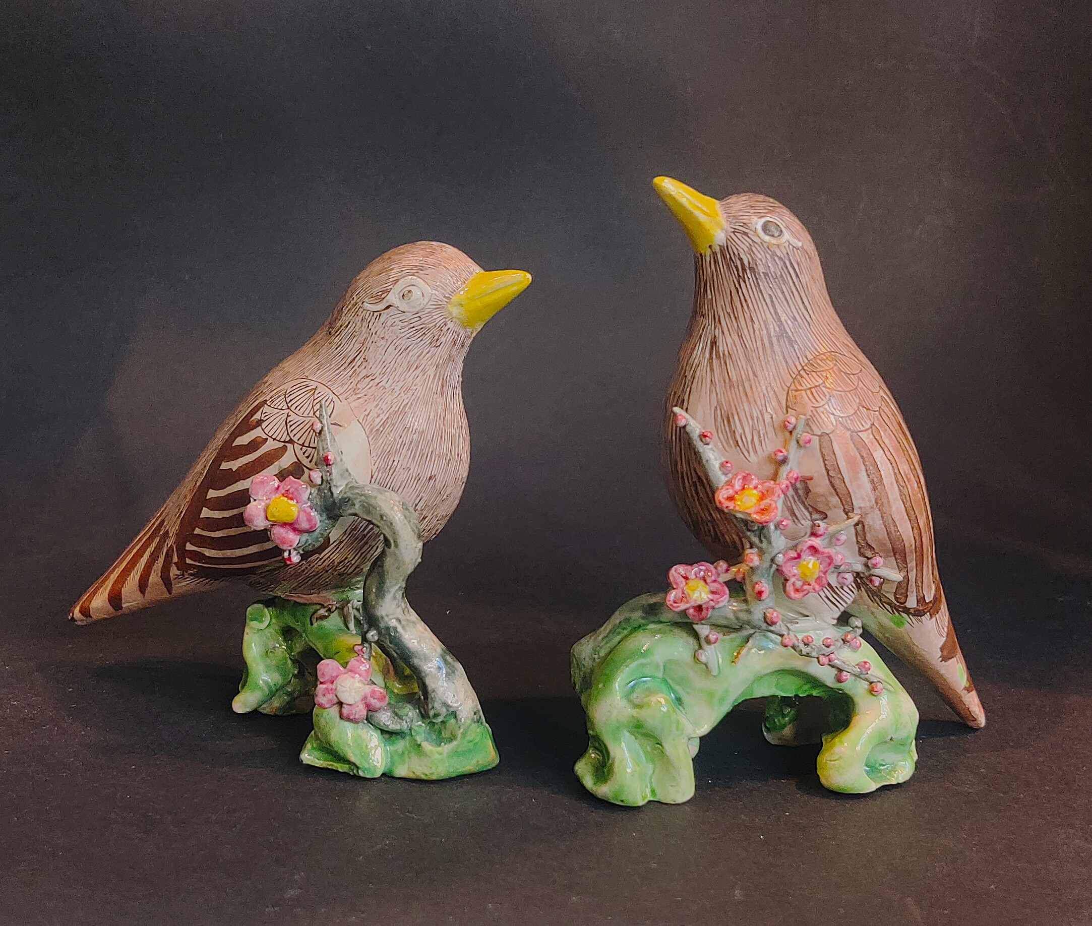 Polychrome : pair of figures of birds perched on blooming  prunus branches Porcelain  from the  Famille Rose - China period Qianlong 1736/1795
H 13cm