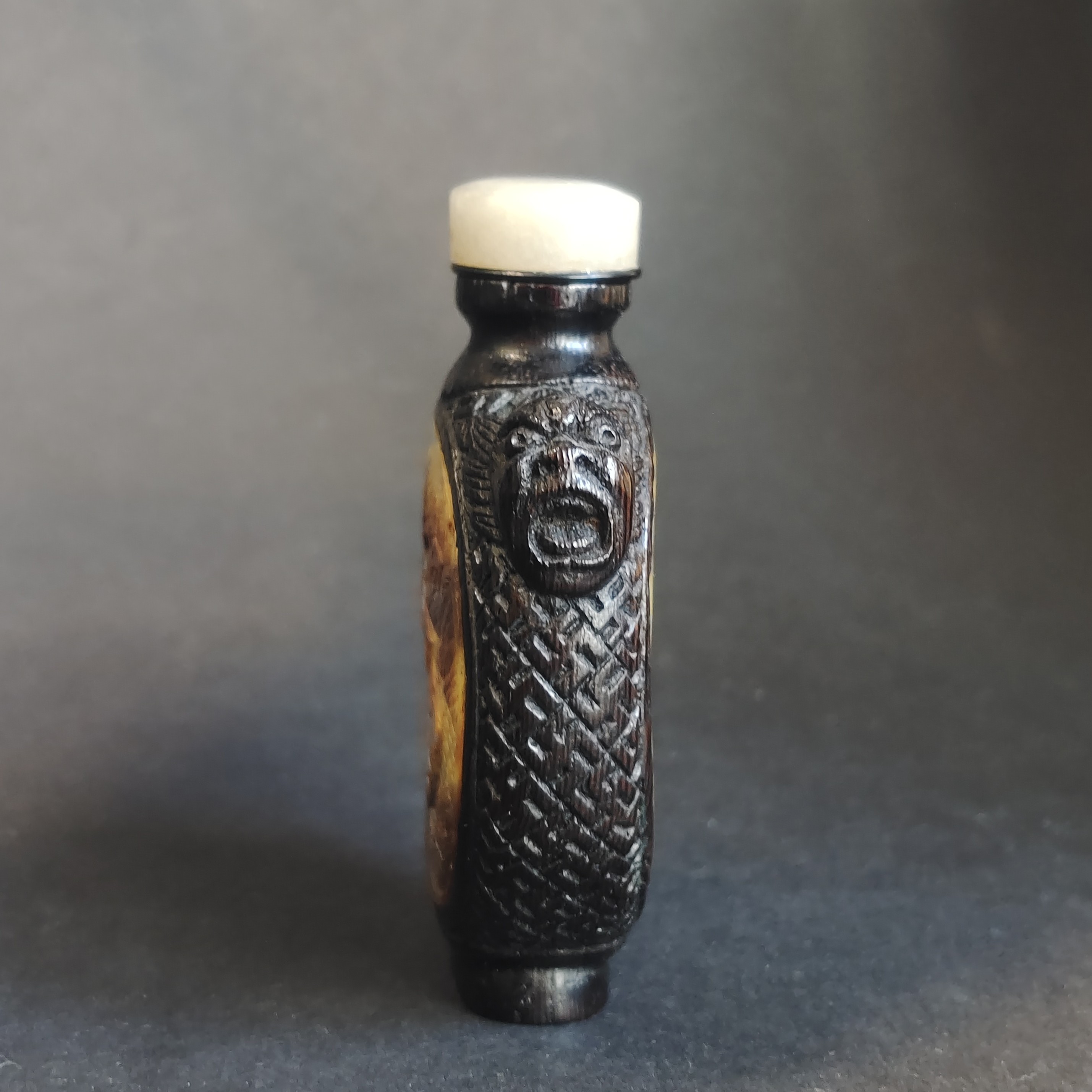 Snuff Bottles : Rare lacquered and carved bamboo snuffbottle with a sculpted mother-of-pearl panels - China 19th century 
H 6.5cm