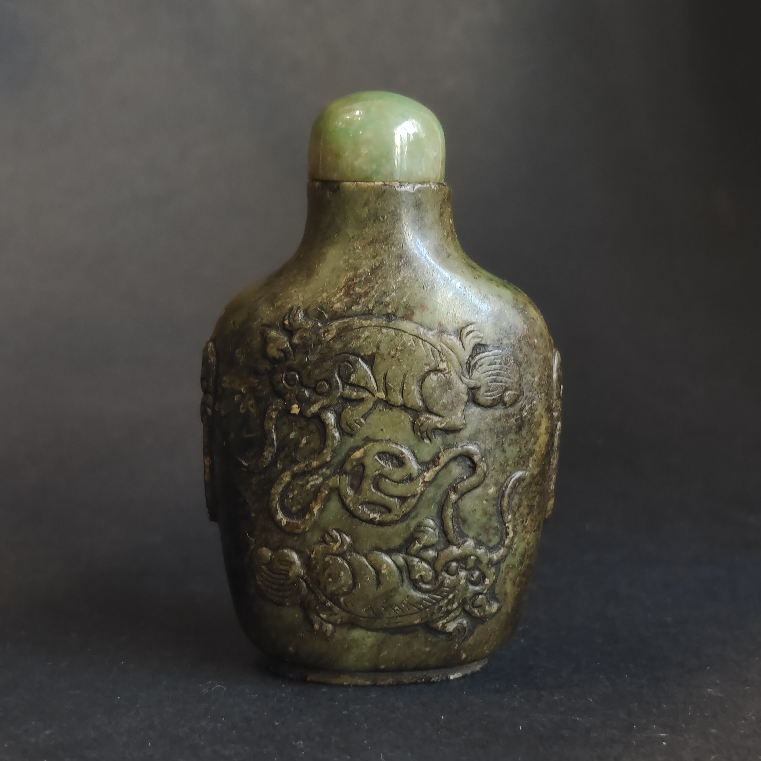 Snuff Bottles : the green  soapstone snuff bottle with lion-dogs and eight character archaistic  - China 19th century
the ever-treasured  box of prince Wei and five marquises
Wei Wang Wu Hou Yong Bao He
