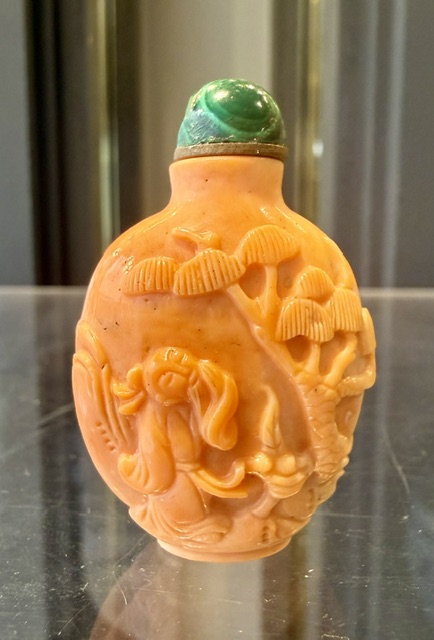 Snuff Bottles : Small coral snuff bottle 