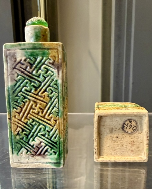 Polychrome : Pair of small quadrangular porcelain bottles moulded and enameled polychrome  of the sancai type
China period Kangxi (1662/1722)  H 8cm
mounted posteriourly in snuff bottles