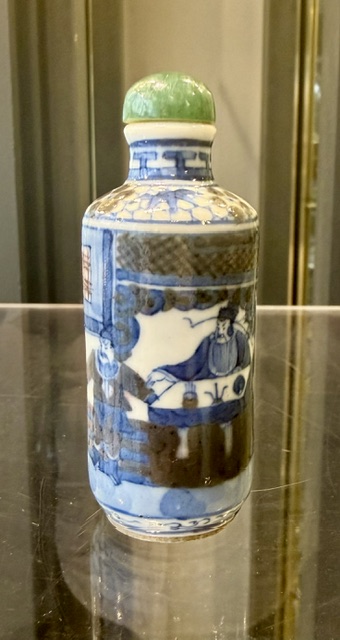 Snuff Bottles : Snuff bottle enameled in copper red and blue under cover of characters in a palace - 
mark Yongzheng China 19th century  - H 7,8cm