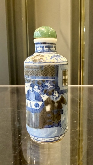Snuff Bottles : Snuff bottle enameled in copper red and blue under cover of characters in a palace - 
mark Yongzheng China 19th century  - H 7,8cm