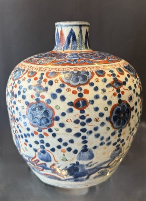 Blue White : Porcelain bottle vase enameled in green cobalt blue and red iron decorated with lambrequins and pendants embellished with flowers, at the bottom of the galloping horses H 22cm China, period Wanli, late 16th century