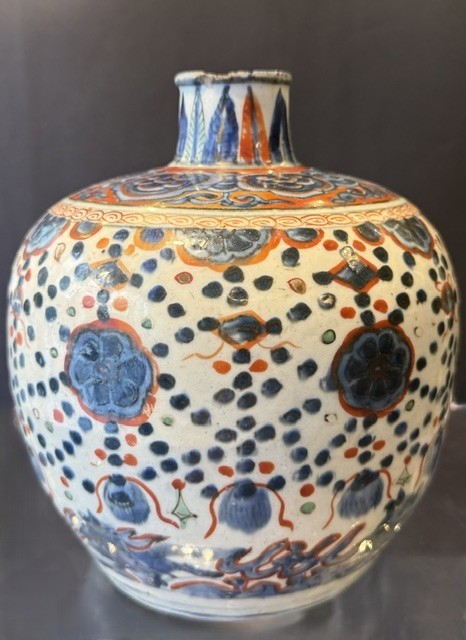 Blue White : Porcelain bottle vase enameled in green cobalt blue and red iron decorated with lambrequins and pendants embellished with flowers, at the bottom of the galloping horses H 22cm China, period Wanli, late 16th century