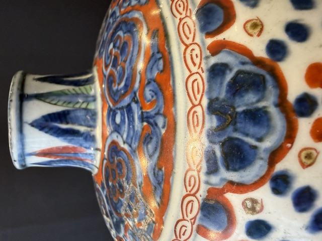 Blue White : Porcelain bottle vase enameled in green cobalt blue and red iron decorated with lambrequins and pendants embellished with flowers, at the bottom of the galloping horses H 22cm China, period Wanli, late 16th century
