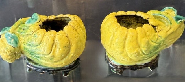 Polychrome : Two yellow-green enameled porcelain  brushes washers in the shape of a lemon, resting on their porcelain bases. China, period Qianlong 1736/1795   L 8cm