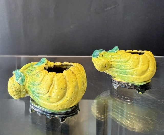 Polychrome : Two yellow-green enameled porcelain  brushes washers in the shape of a lemon, resting on their porcelain bases. China, period Qianlong 1736/1795   L 8cm