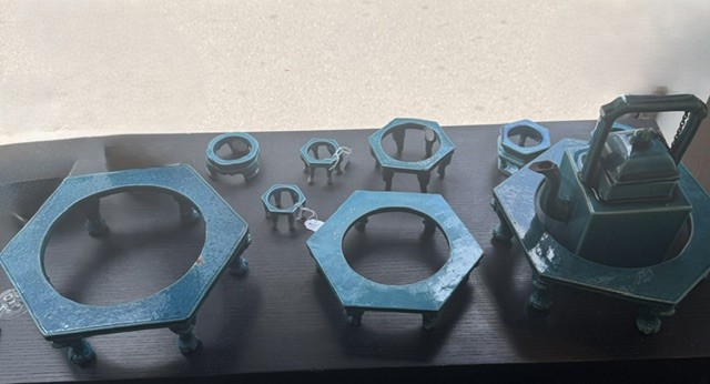 Bleu-Blanc : Rare Collection de socles en biscuit "bleu turquoise " avec des pieds en formes de pattes de lion -
Chine Epoque Kangxi 1662/1722
Provenant de l importante collection Barzilai-Hollander